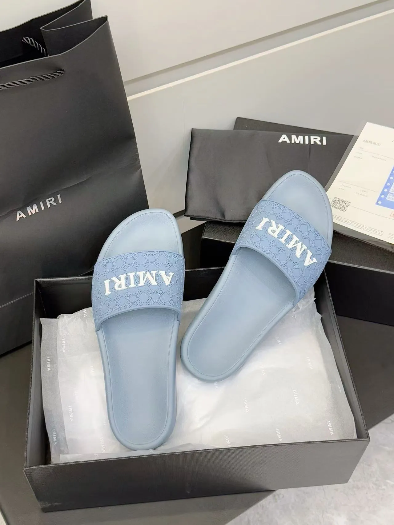 [AMIRI* Emil] P: 300💰 Size: 39-45 Official website new original 1:1 AMIRI* Emil classic men's slippers, high-end boutique, original material, TPU upper, foam bottom, fine workmanship, casual, loose and comfortable, a must-have in summer.